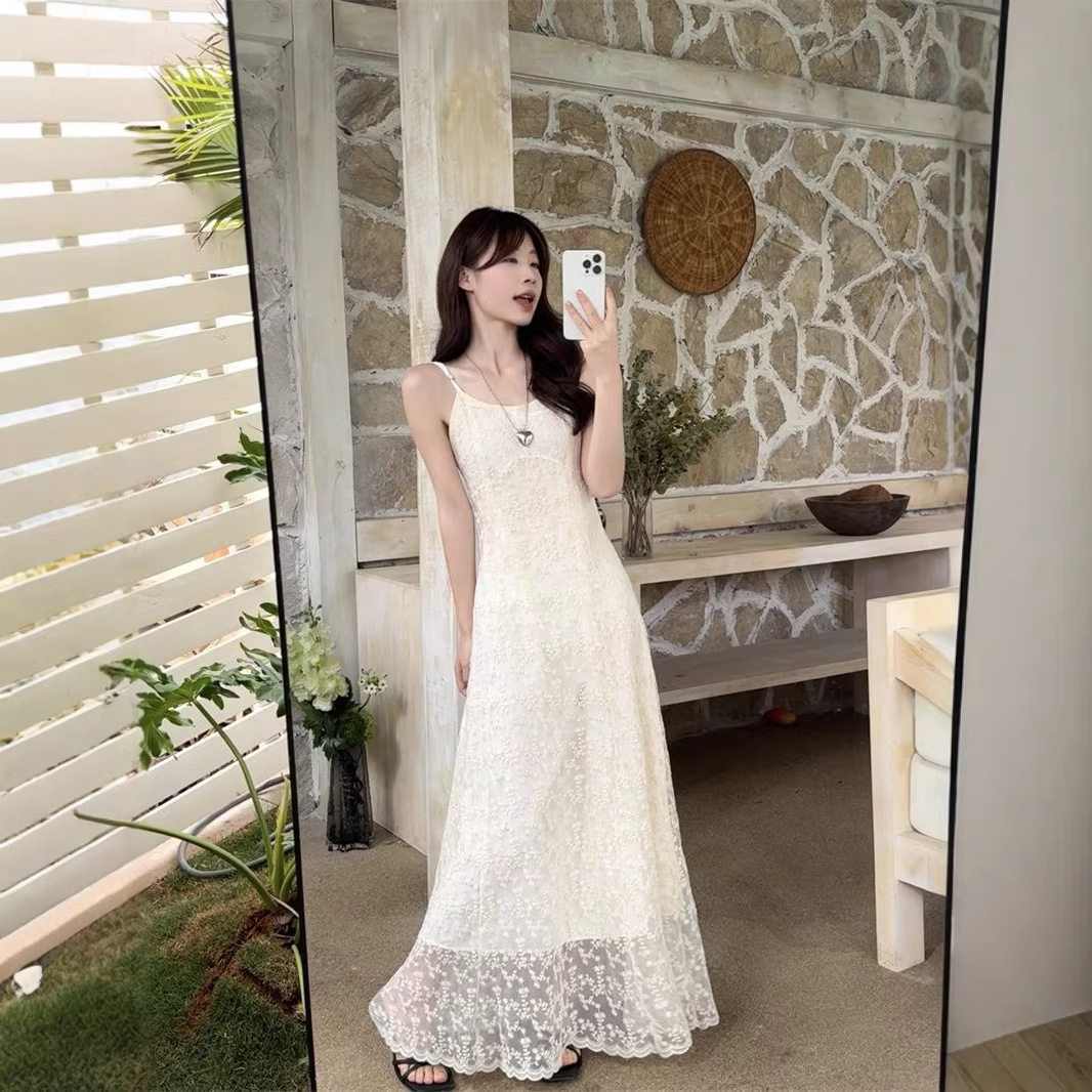 2026刺绣吊带连衣裙纯欲风女夏季气质时尚气质收腰显瘦别致长裙子