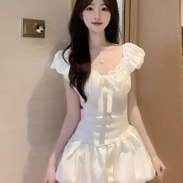 法式温柔风清纯系白色泡泡袖连衣裙蕾丝拼接约会收腰a字花苞短裙