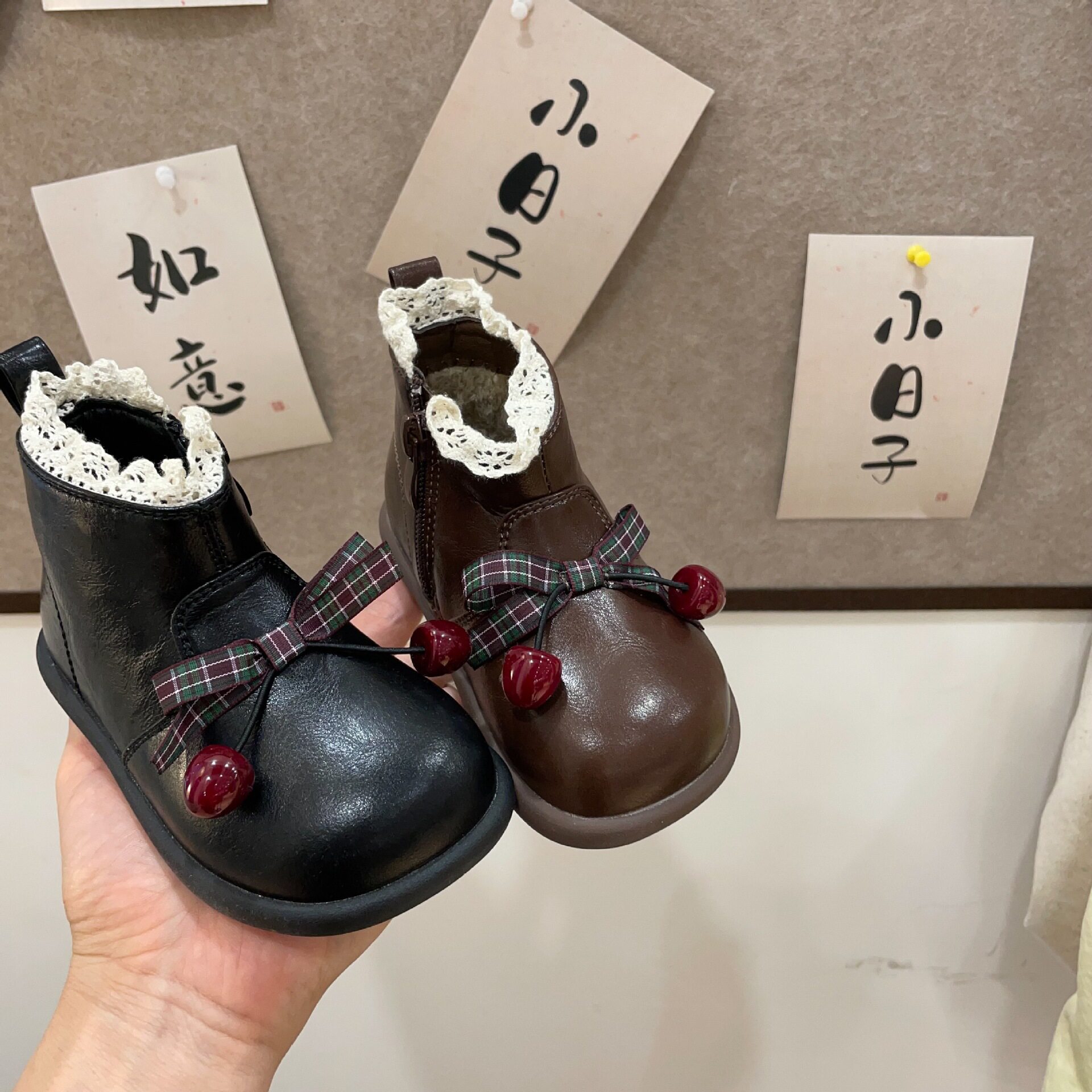 儿童可爱格子蝴蝶结短靴2026秋季新品韩版婴幼童蕾丝花边樱桃皮靴