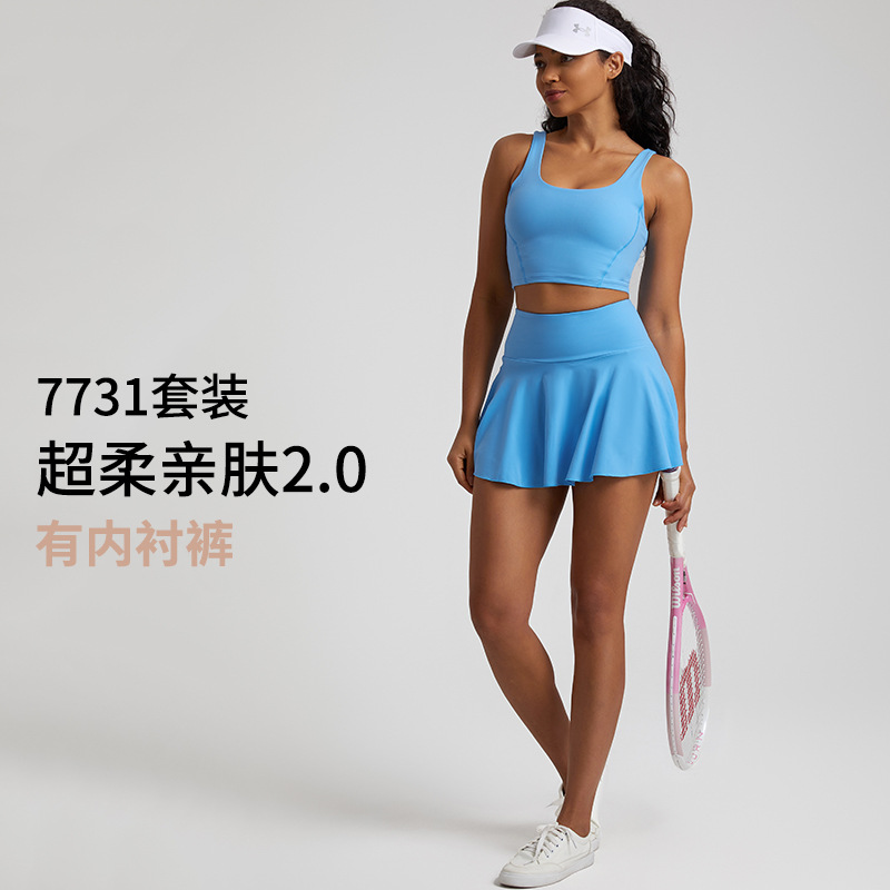 王娇WANGJIAO-新款裸感运动套装速干透气跑步健身防走光运动短裤