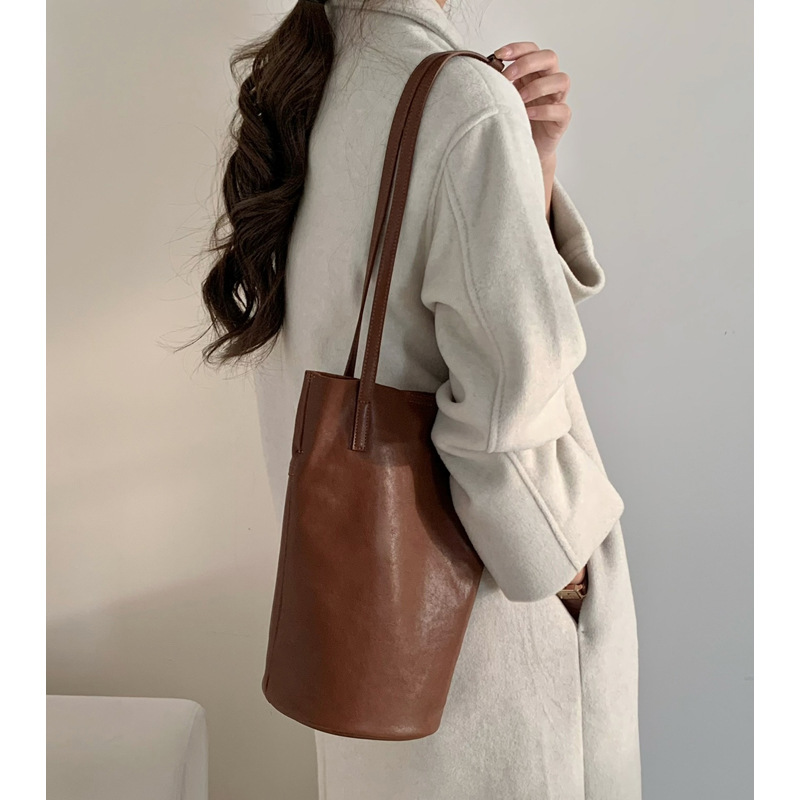 小众植鞣牛皮笔筒水桶包2025新款极简风时尚真皮肩包包女腋下包