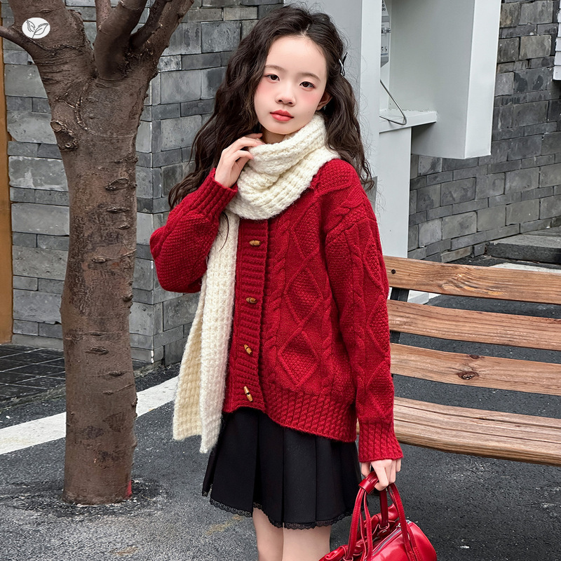 女童加厚毛衣外套2025年秋冬新款牛角扣翻领针织开衫中大童新年服，童装毛衣，祺儿童装