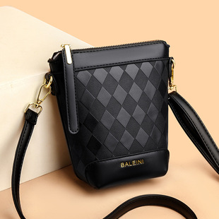 真皮斜挎小包包女2025新款时尚通勤单肩包休闲百搭夏季实用手机包