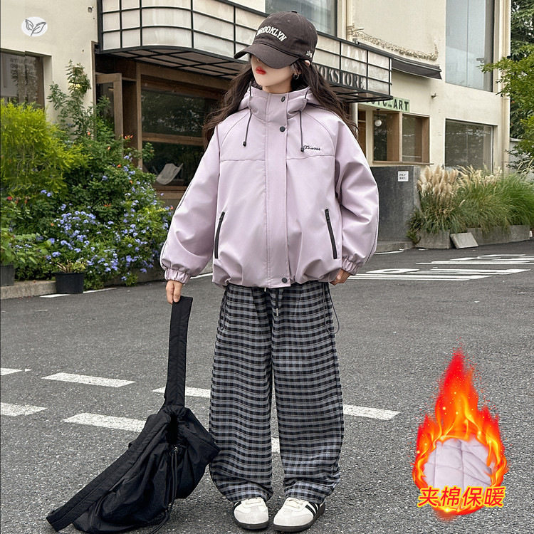 女童2025年冬季新款刺绣冲锋衣外套女大童户外加绒加厚保暖派克服，童装外套，祺儿童装