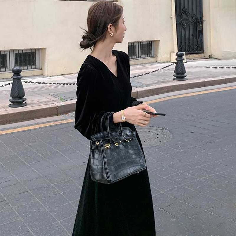 早秋女装赫本风小黑裙晚礼服配大衣打底黑色金丝绒连衣裙子女秋冬