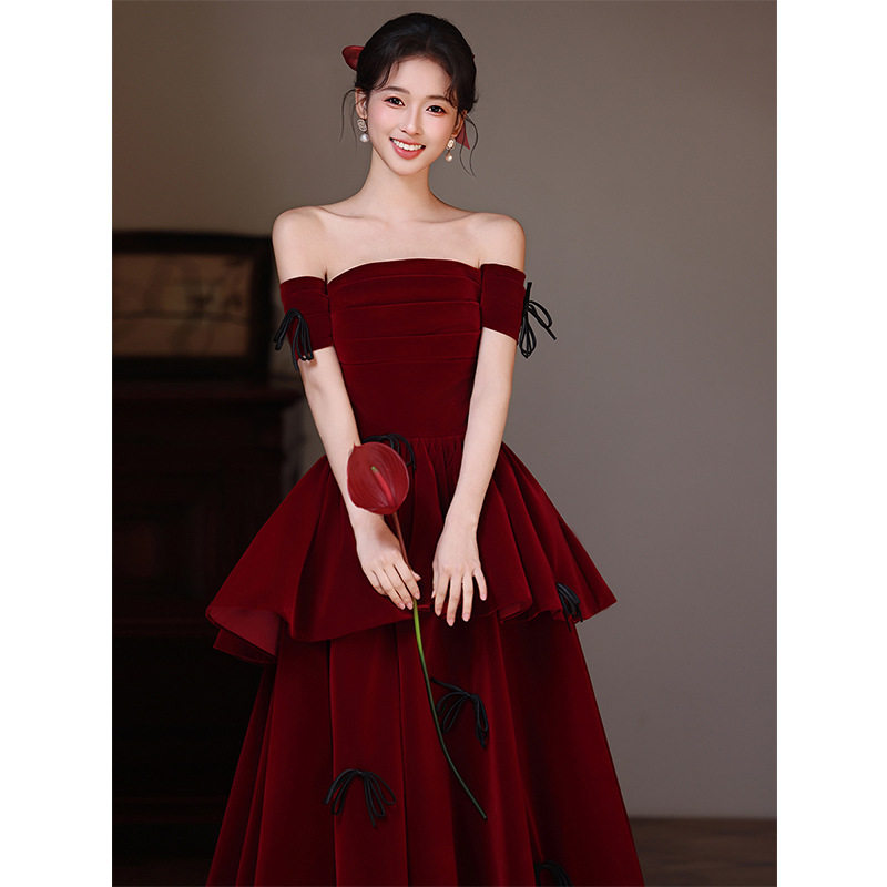 一字肩丝绒敬酒服2026新款新娘结婚订婚蝴蝶结宴会红色晚礼服春季