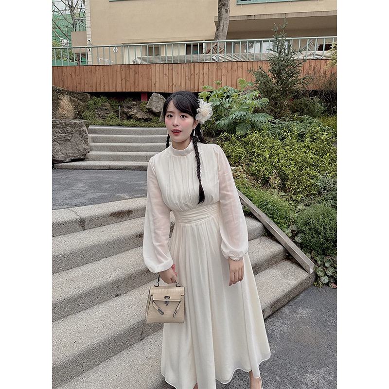 大小思 端精致气质名媛级感别致独特白色真丝醋酸大码连衣裙
