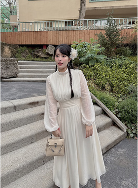 大小思 端精致气质名媛级感别致独特白色真丝醋酸大码连衣裙