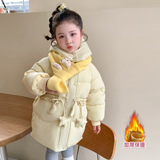 浅黄色棉服+围巾