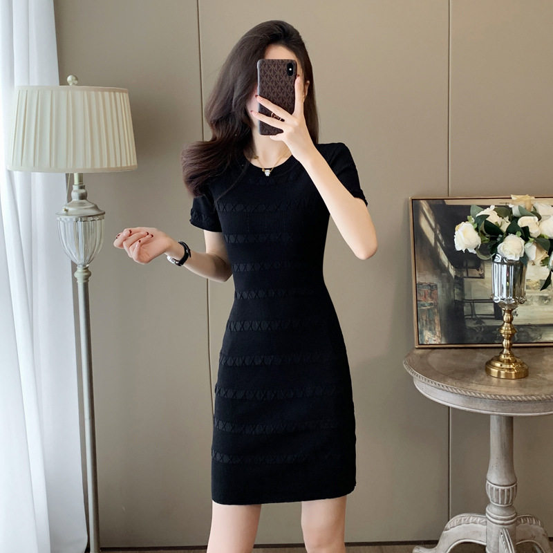 2026法式小香风小黑裙女夏新款短袖包臀黑色冰丝针织连衣裙小个子