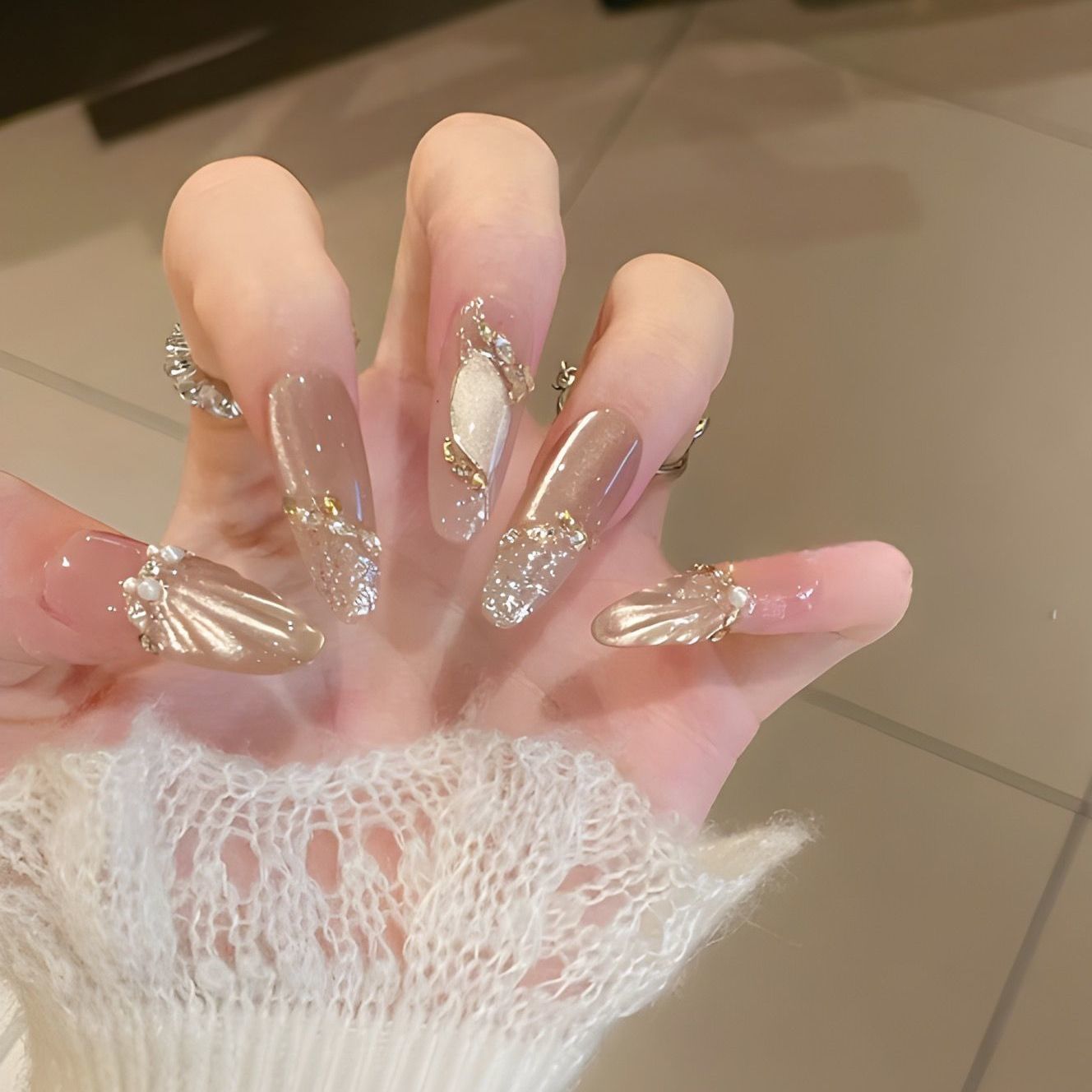 金色楼兰纯手工美甲穿戴甲猫眼美甲贴片爆闪锆石贴钻手绘显白轻奢
