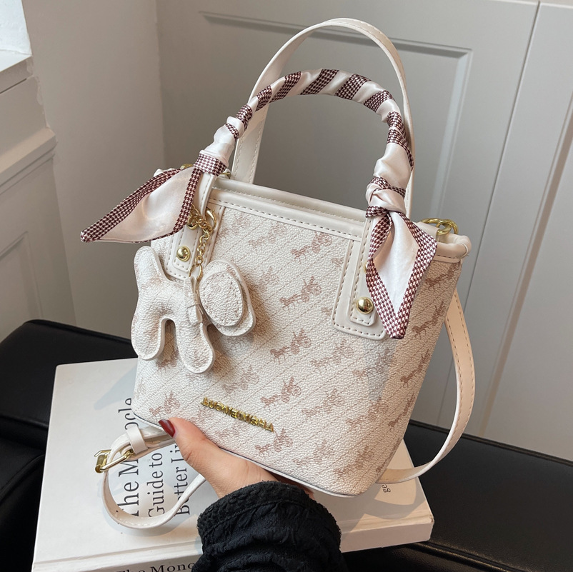 春季小包女包2025新款夏季时尚女士级感质感小众斜挎包手提水桶包