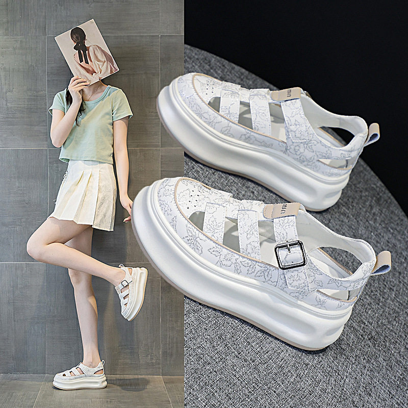 真皮包头罗马凉鞋女2026夏季新款厚底松糕镂空洞洞休闲运动小白鞋