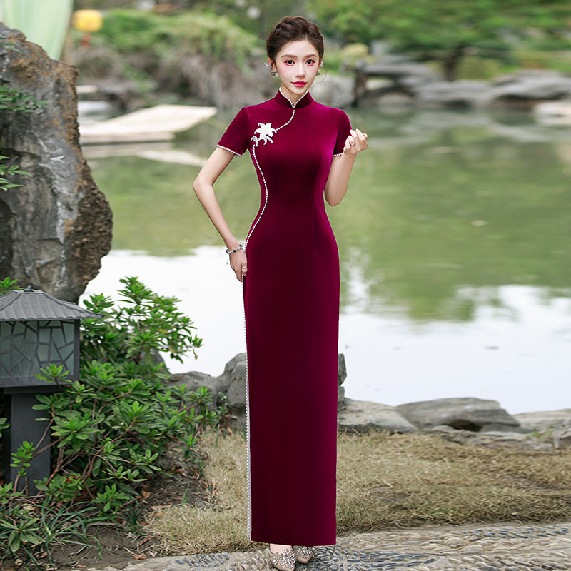 丝绒改良旗袍2025新款走秀旗袍舞台走秀表演礼仪气质礼服丝绒珍珠
