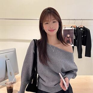 嫩粉色不规则长袖斜肩毛衣女秋冬季新款修身绝美露肩chic针织上衣