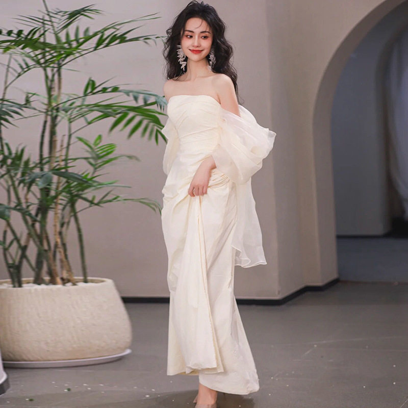 抹胸轻婚纱新娘简约长款法式缎面出门纱超仙森系晨袍礼服迎宾婚纱图片