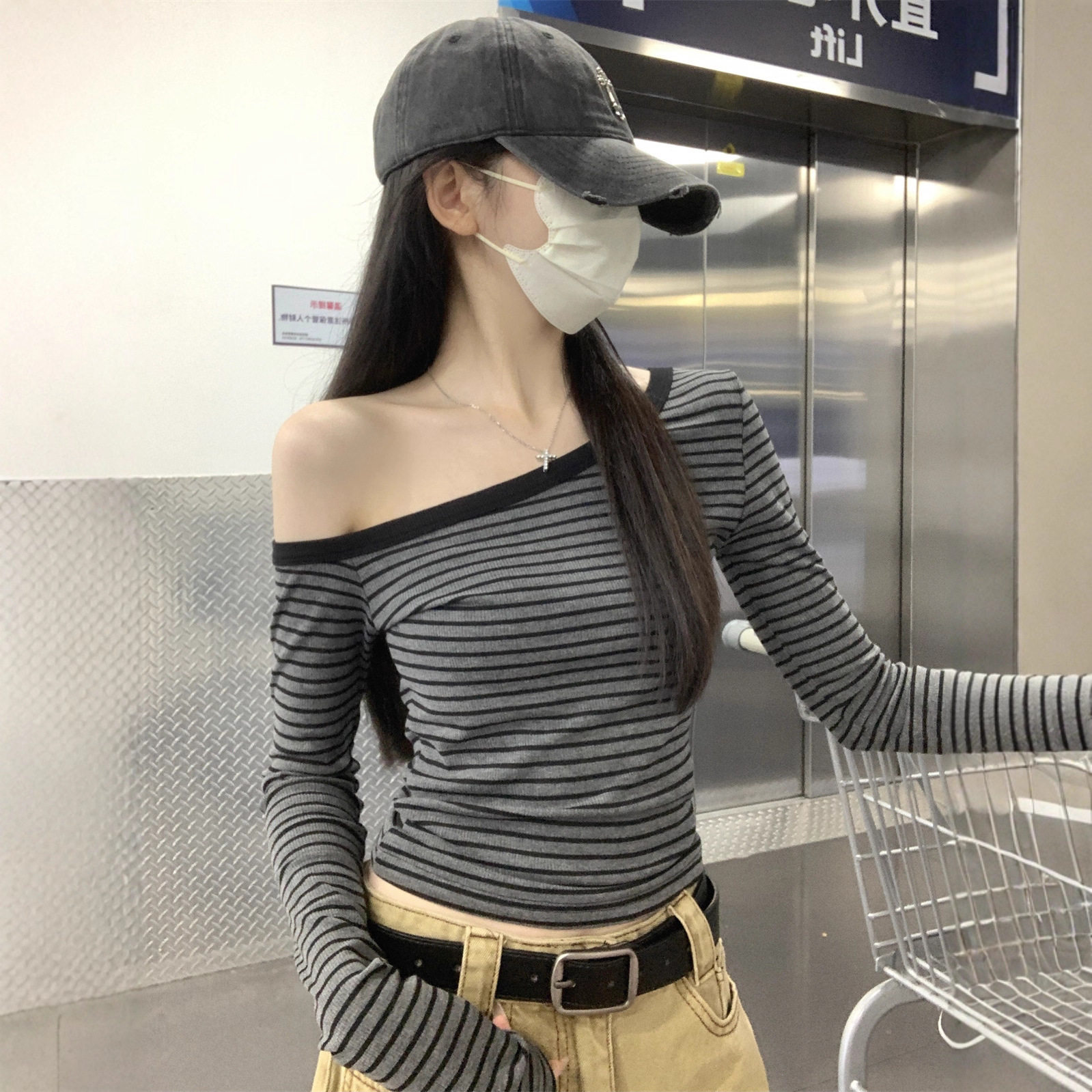 设计感斜肩条纹长袖T恤女2025秋季新款露肩修身显瘦休闲百搭上衣