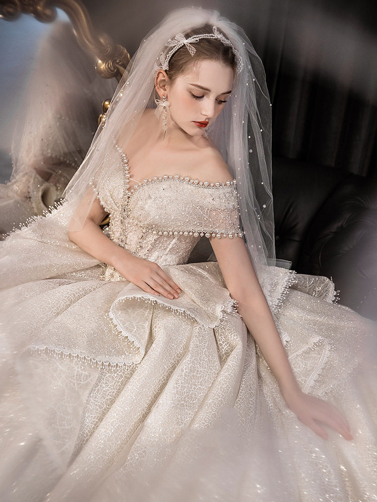 新娘主婚纱2025新款珍珠少女宫廷风婚纱法式复古一字肩拖尾出门纱
