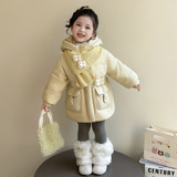 黄色羽绒服+围巾