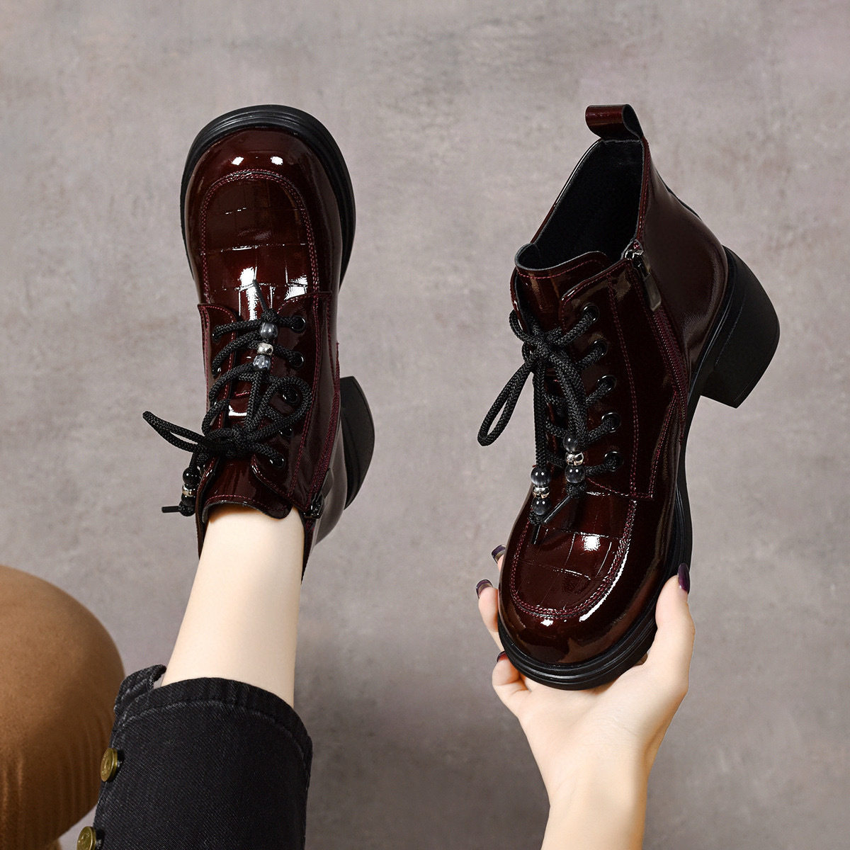 百搭舒服短靴女2025秋冬新款圆头系带粗跟女皮靴牛漆皮中跟女棉鞋