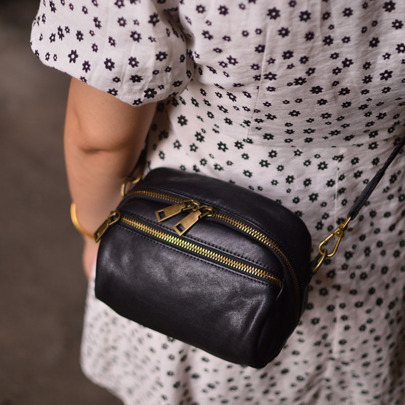 复古中性风饺子相机包斜挎真皮双拉链轻便收纳肩简约百搭小背包