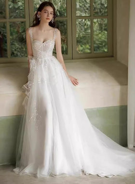 法式吊带轻婚纱女森系出门纱小拖尾长裙2025冬季新款写真拍照婚纱