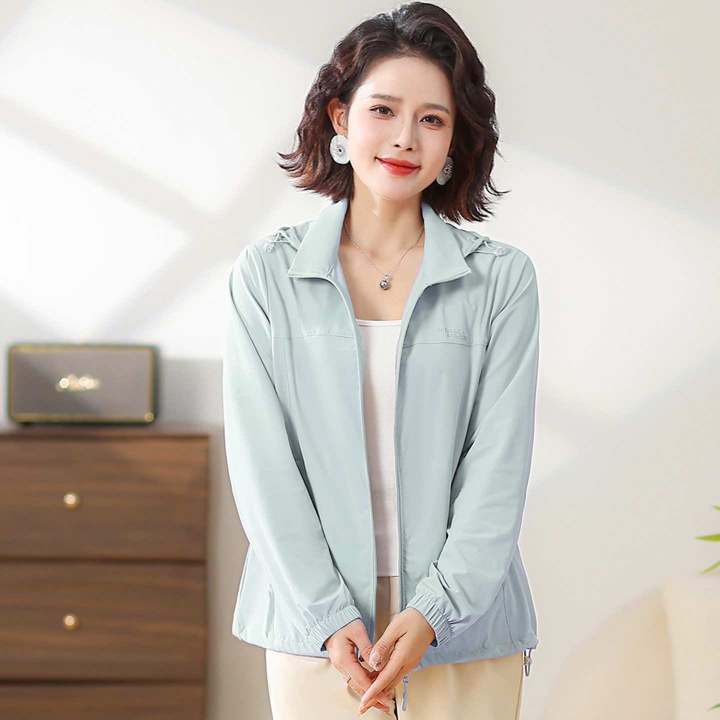 母亲节2026新款今年流行小个子百搭连帽冲锋衣外套女春季薄款上衣