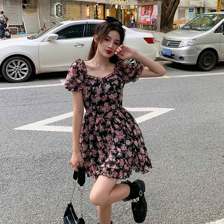 褶皱方领泡泡袖碎花短裙图片