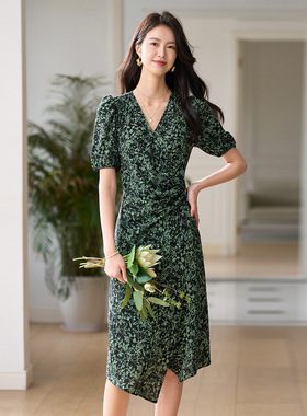 26春夏新不规则绿色碎花优雅显瘦收腰抽褶V领裹身裙中长款连衣裙