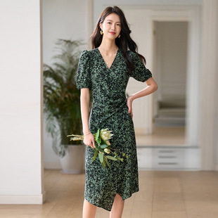 26春夏新不规则绿色碎花优雅显瘦收腰抽褶V领裹身裙中长款 连衣裙