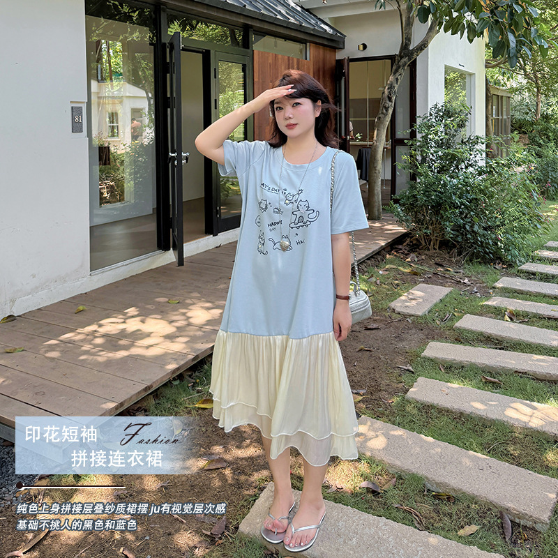 蓝色连衣裙2025夏新款220斤胖mm大码休闲涂鸦印花宽松显瘦假两件