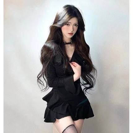 云织引 黑色荷叶边喇叭袖长袖v领连衣裙女秋冬季内搭气质小黑裙