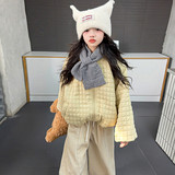 黄色外套+围巾+裤子