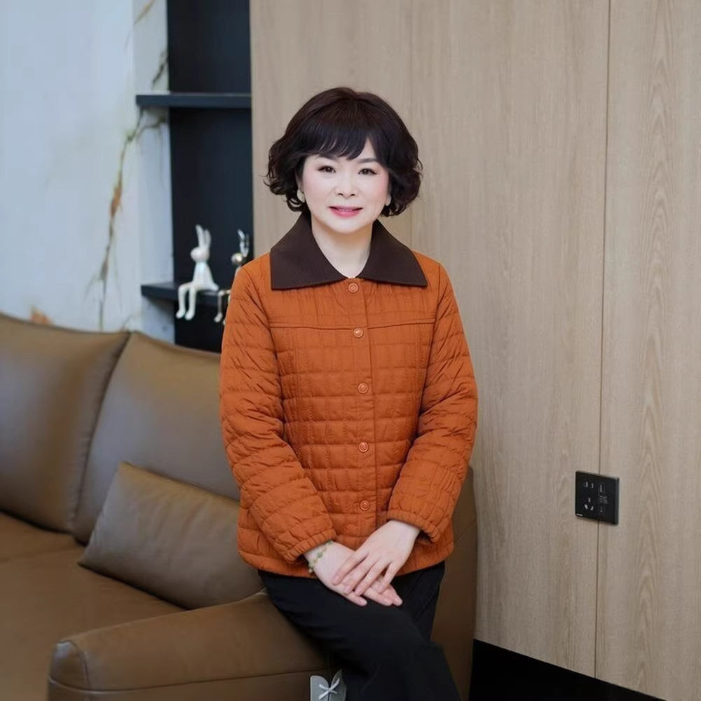中年妈妈春装外套2026新款中老年女春秋夹克轻薄短款风衣老人衣服