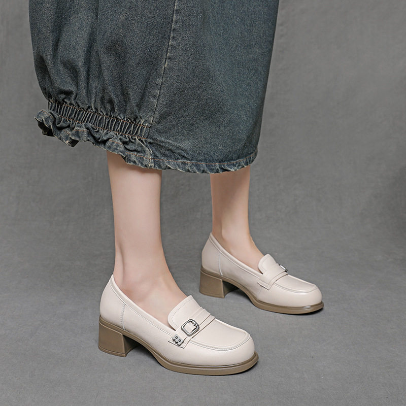 2026新款春秋季冬英伦风黑米白色通勤软底中老年厚底小皮乐福鞋女
