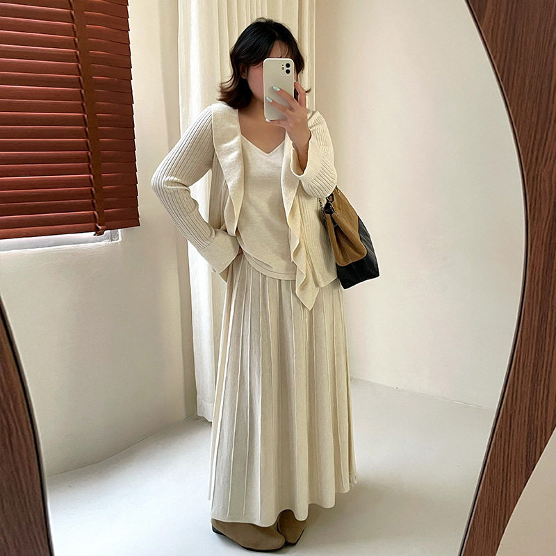 乃粒大码温柔风知性针织套装女26秋胖mm开衫吊带长裙三件套25231