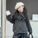 灰色上衣加围巾+灰色格子裤