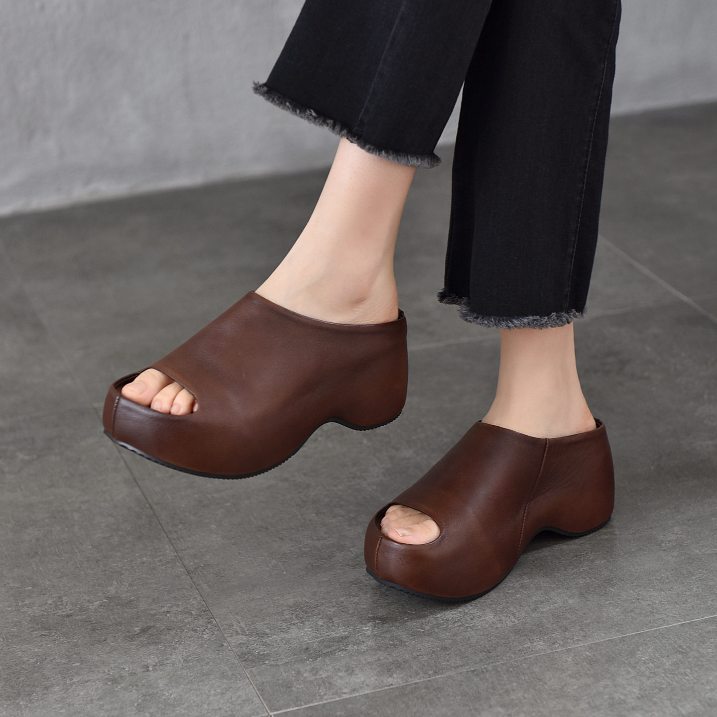 头层牛皮轻便厚底鱼嘴凉拖鞋女2026夏款外穿百搭勃肯一字拖鞋露趾