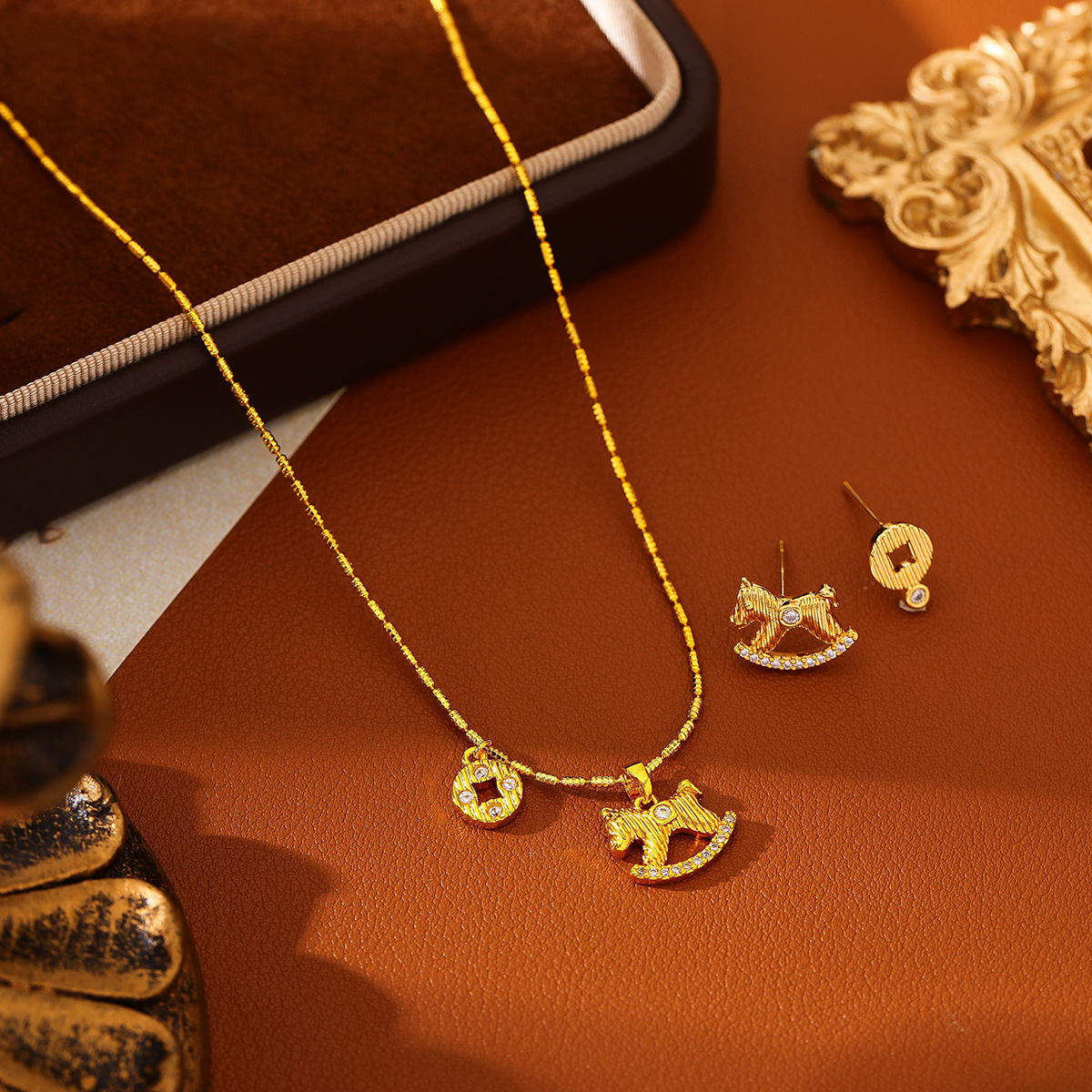 马上有钱2025新款轻奢高级感项链AB款耳钉镀真金银针小木马耳饰品