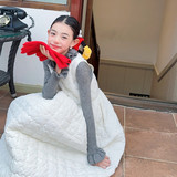 荷叶边毛衣灰色打底衫+米白色公主裙