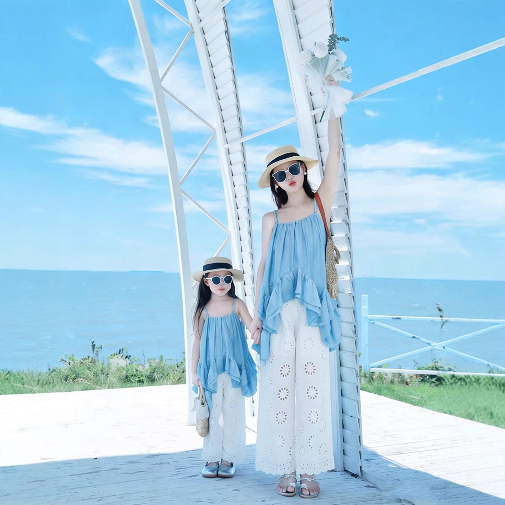 夏季母女装蓝色吊带裙白色镂空阔腿裤海边度假套装薄款出游亲子装