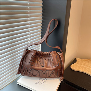 泰国GentleWoman压花字母包包2025新款重工绣线复古饺子包肩包