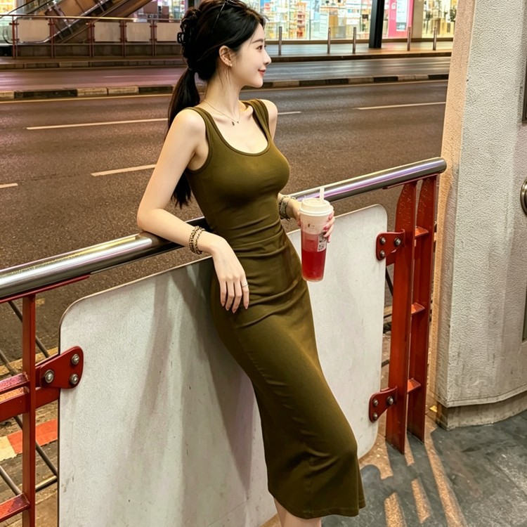 泰兰德假日显白橄榄绿宽肩带坑条连衣裙女夏季长裙修身包臀打底裙