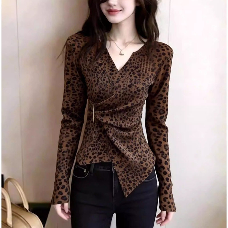 小众不规则下摆收腰显瘦豹纹上衣春季女装新款V领洋气小衫
