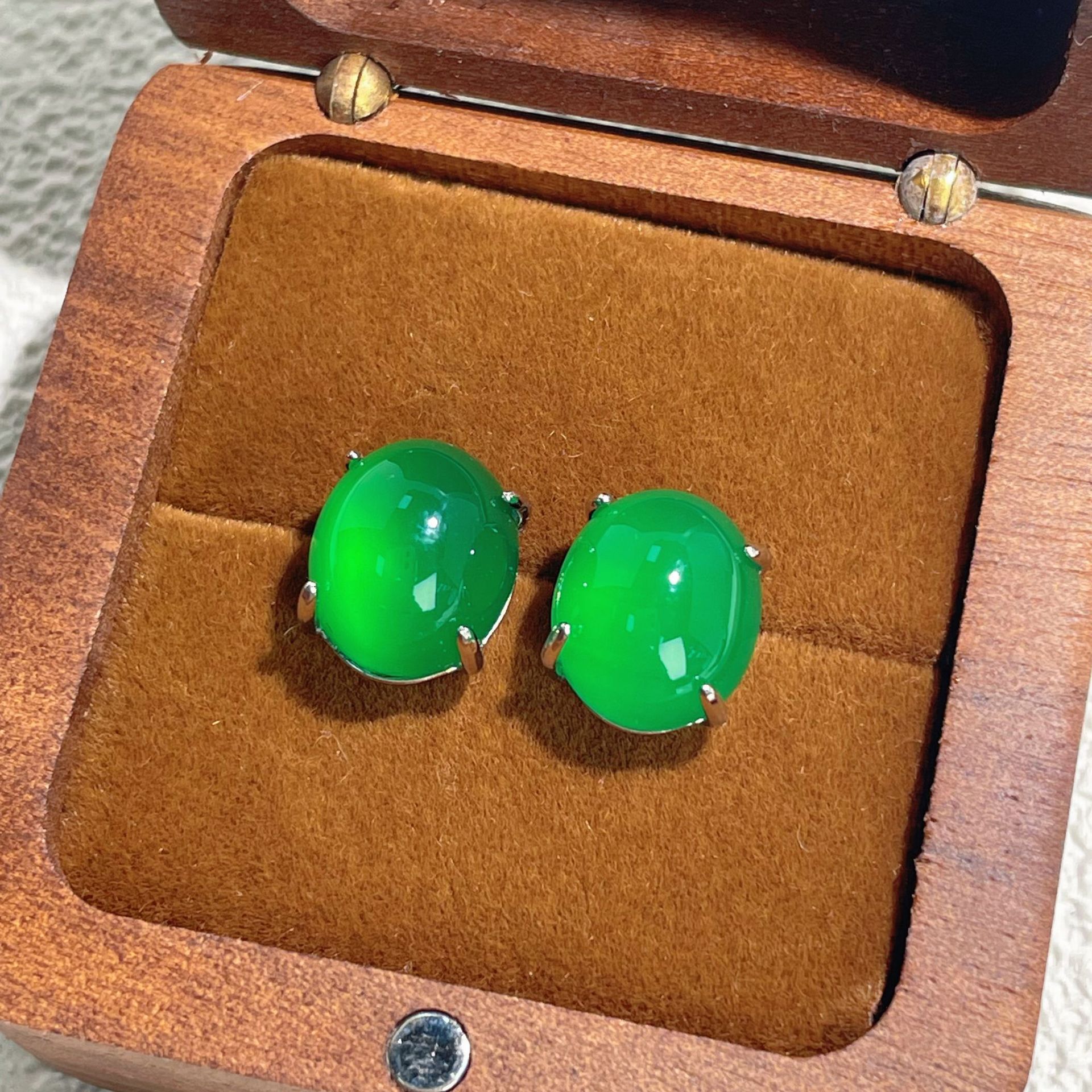 s925纯银新款新中式天然绿玉髓祖母绿鸽子蛋翡翠绿色耳钉轻奢耳饰