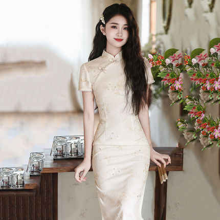 新中式风浅色刺绣旗袍女2026夏季年轻款气质立领连衣裙可以上班穿