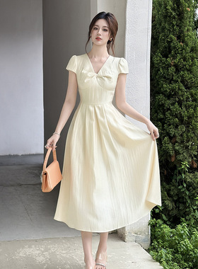 2025夏季新款女装法式设计感纽结V领收腰大摆气质长款连衣裙65415