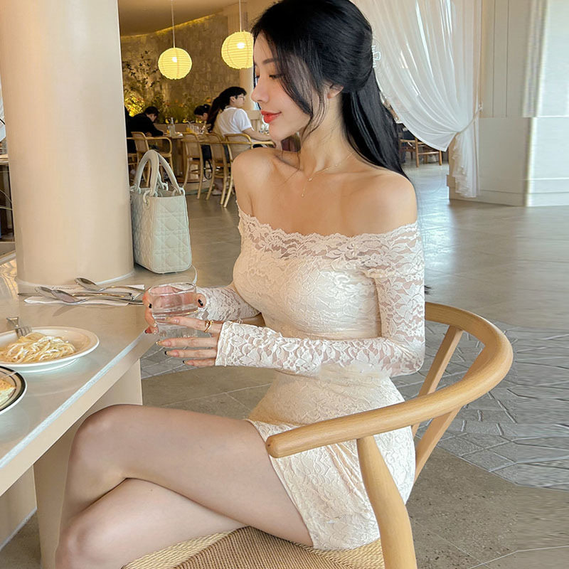 一字肩喇叭袖蕾丝镂空连衣裙女春季修身收腰气质裙子性感包臀短裙