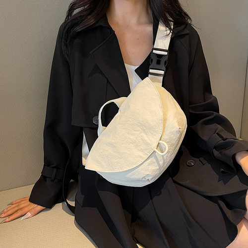 韩版潮简约运动斜挎包女2024新款