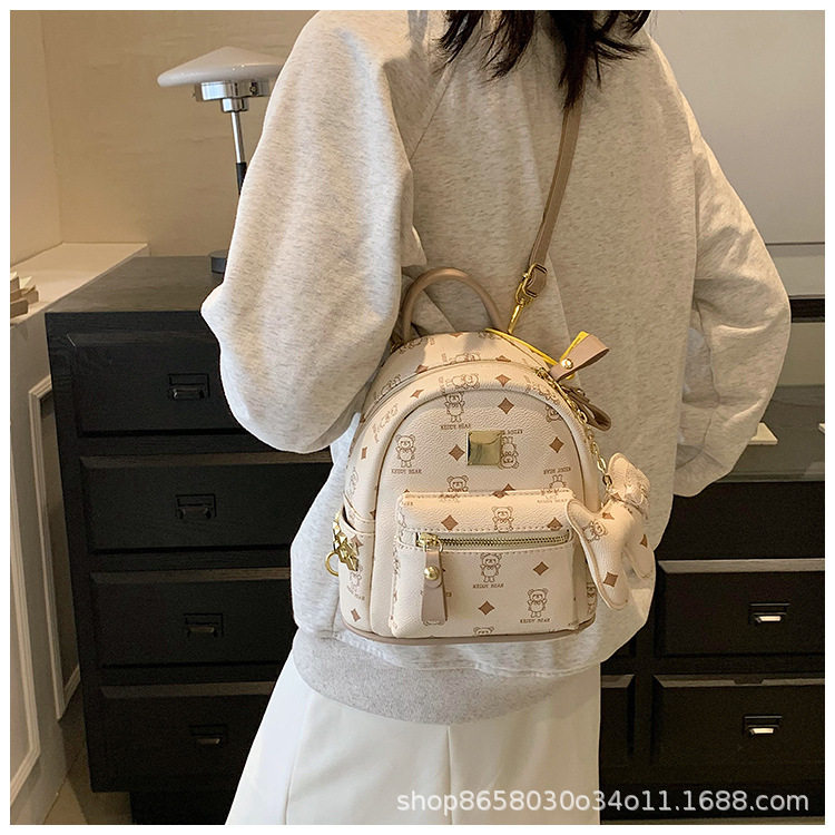 原创设计迷你小熊双肩包女2025新款韩版级感铆钉休闲肩小背包